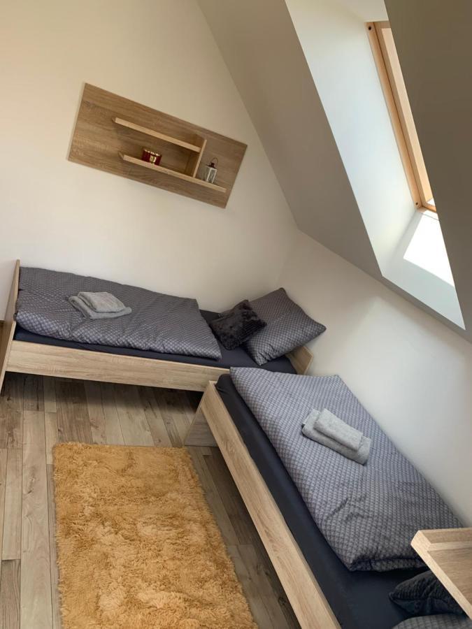Cozy 2-Bedroom Vacation Apartment With Entire Top Floor Gaj  Exterior foto