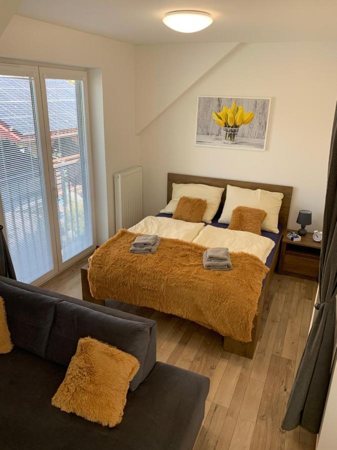 Cozy 2-Bedroom Vacation Apartment With Entire Top Floor Gaj  Exterior foto